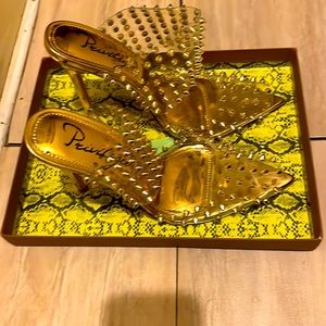 Gold studded push in toe 👠